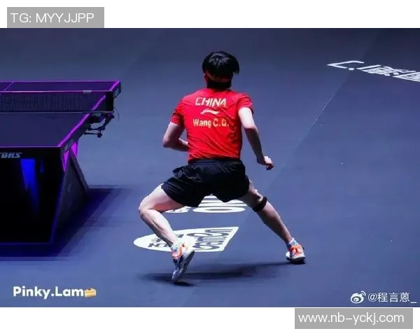 张开双臂迎接挑战 足球巨星展现无畏姿态与坚韧精神